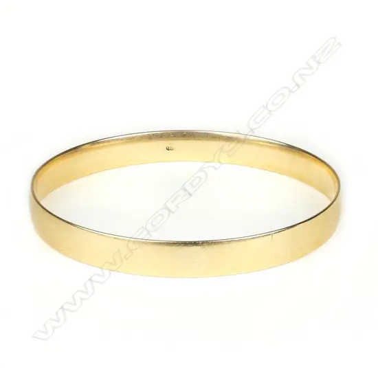 A solid 9ct. yellow gold bangle