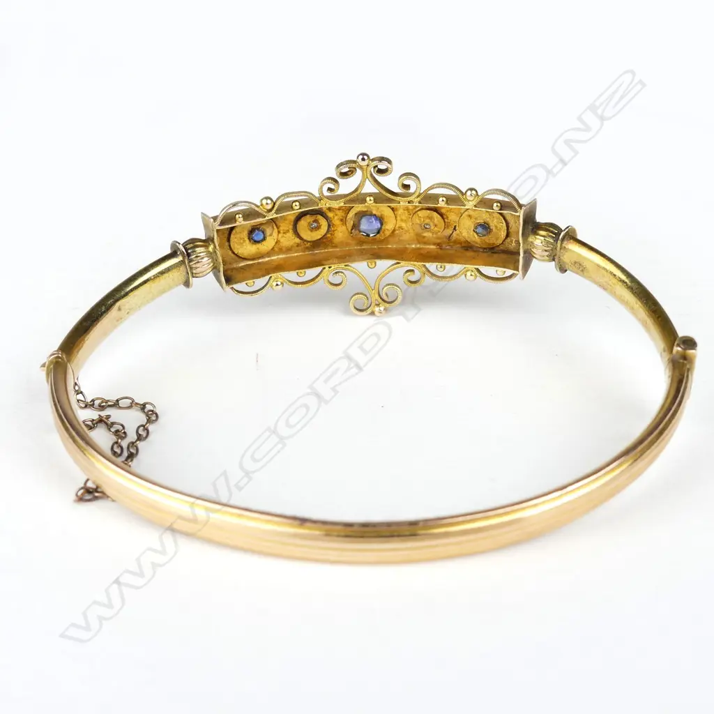 An Edwardian 9ct gold hinged bangle Image 1++