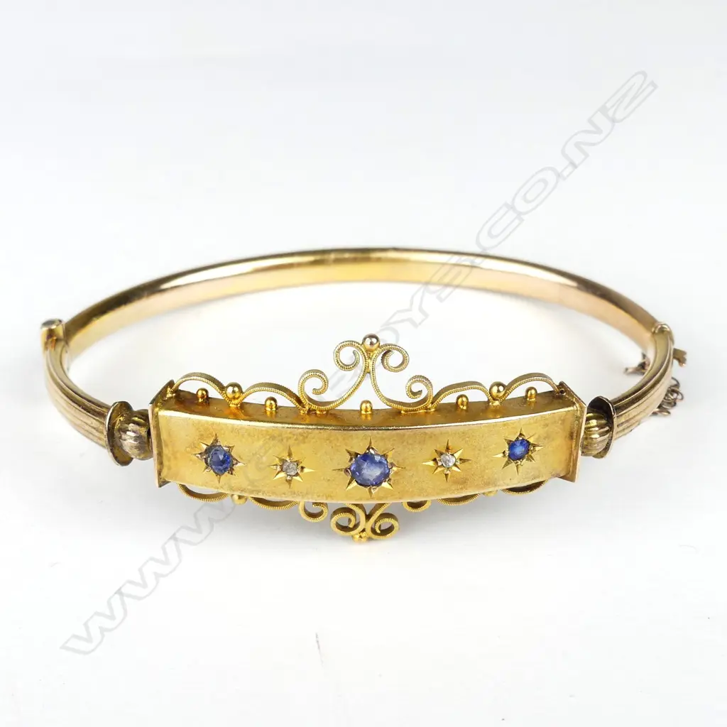 An Edwardian 9ct gold hinged bangle Image 1++
