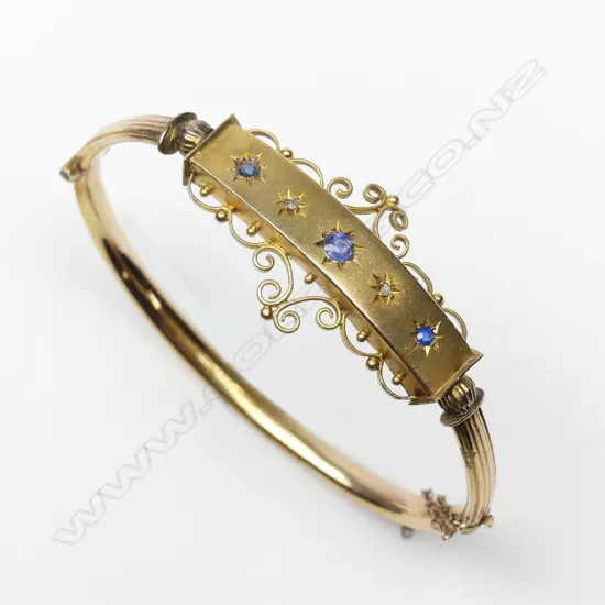 An Edwardian 9ct gold hinged bangle
