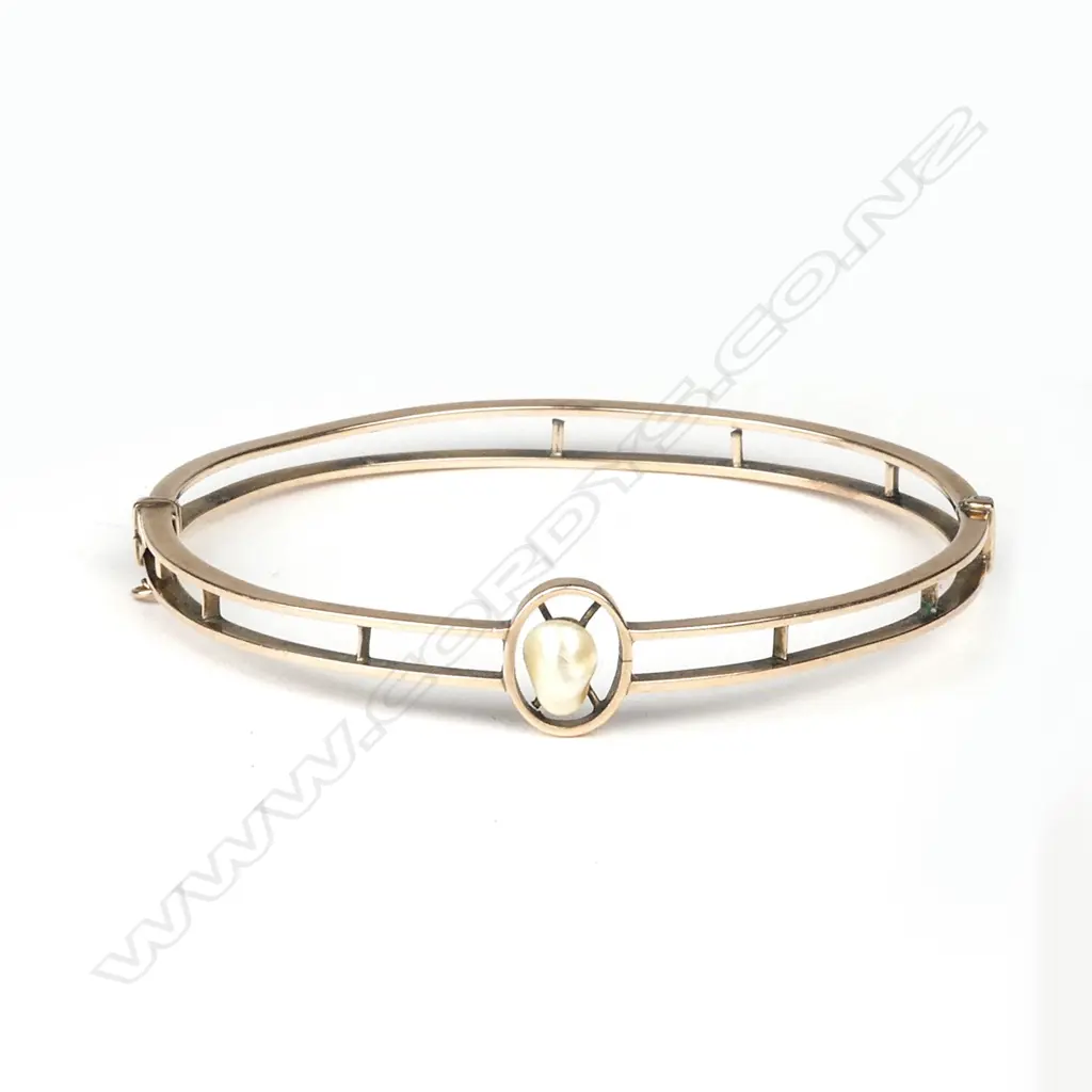 An estate 9ct rose gold hinged bangle Image 1++