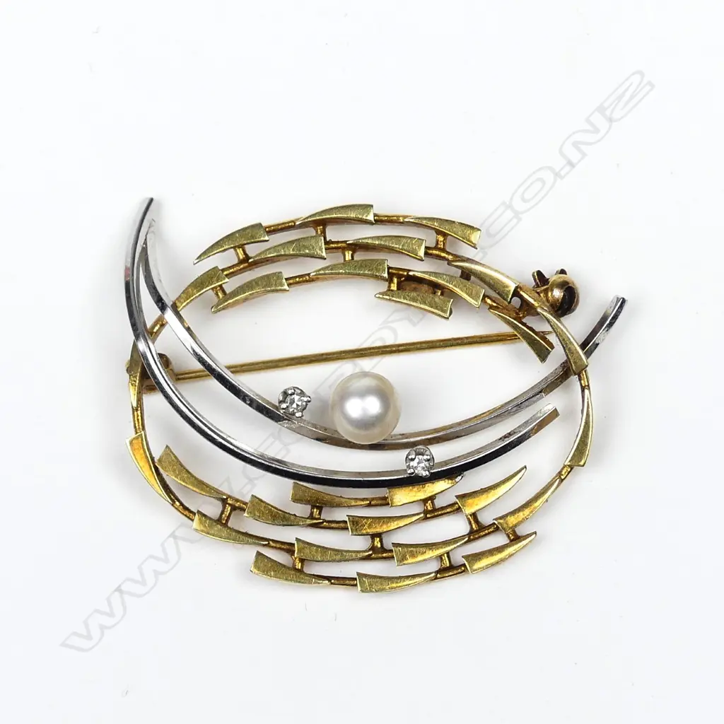 A c.1960s/70s German 14ct. gold diamond and pearl brooch Image 1++