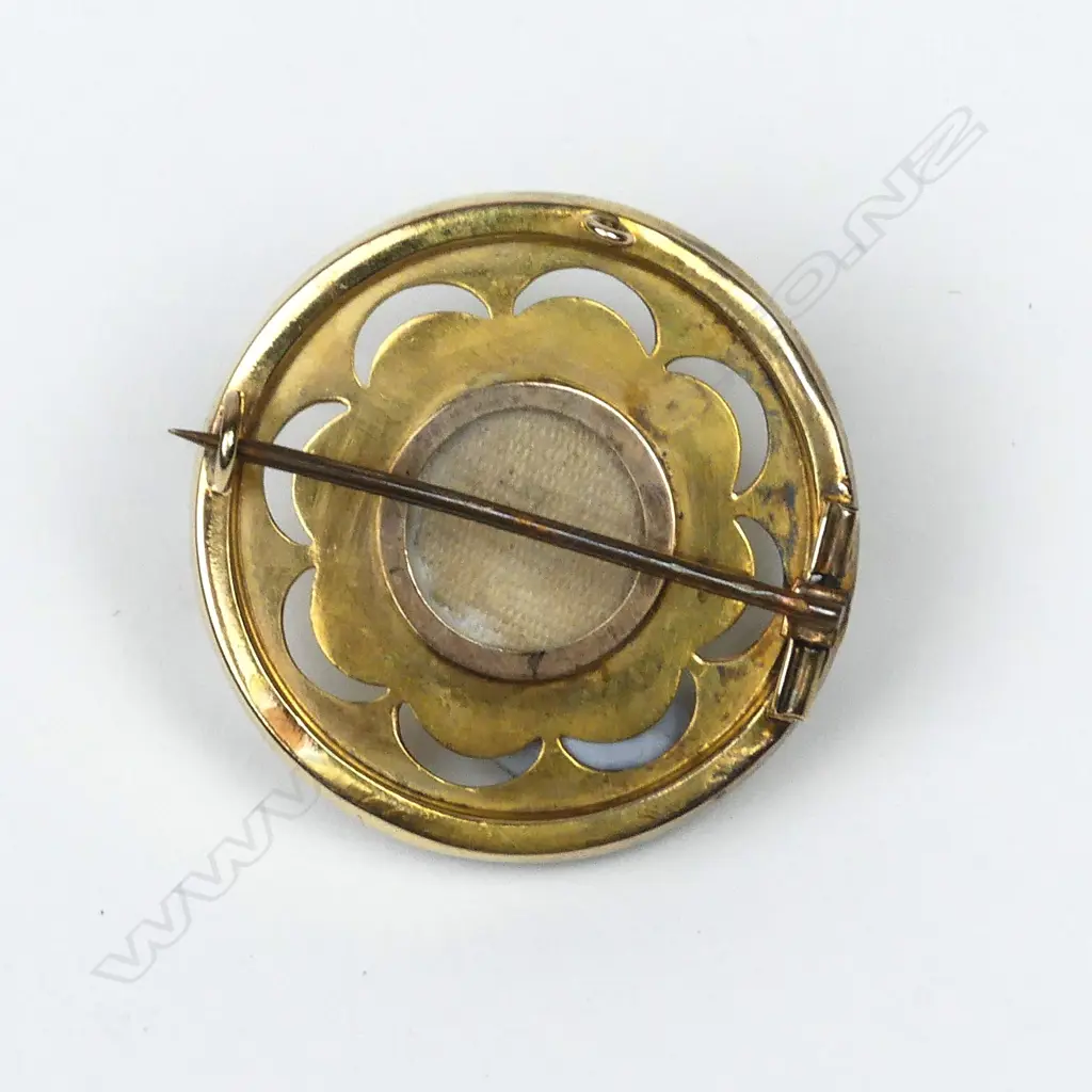 A Victorian gilded gold brooch Image 1++