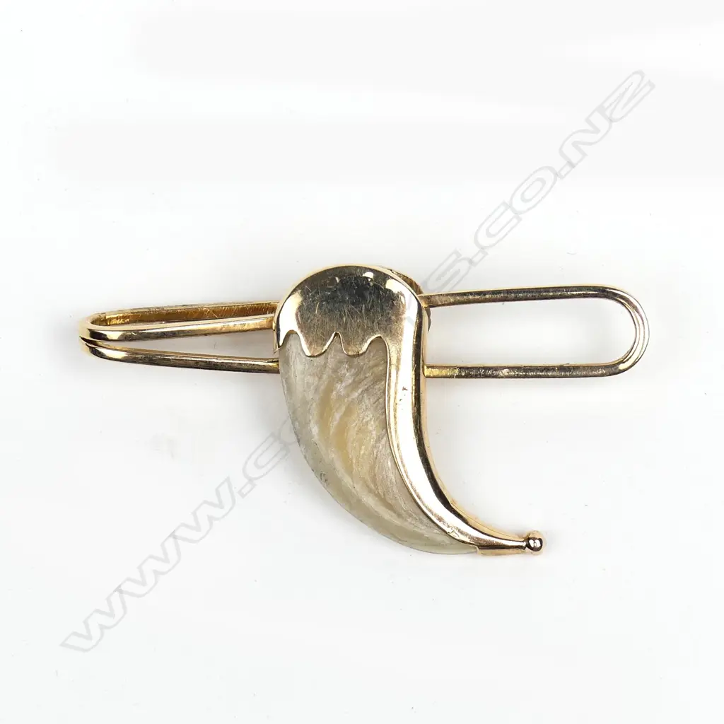 A 9ct gold tiger claw tie pin Image 1++