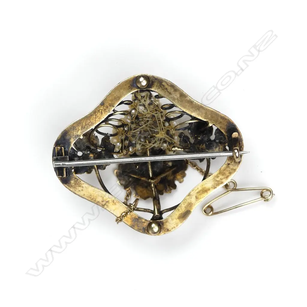 A vintage 14ct gold and pearl brooch Image 1++