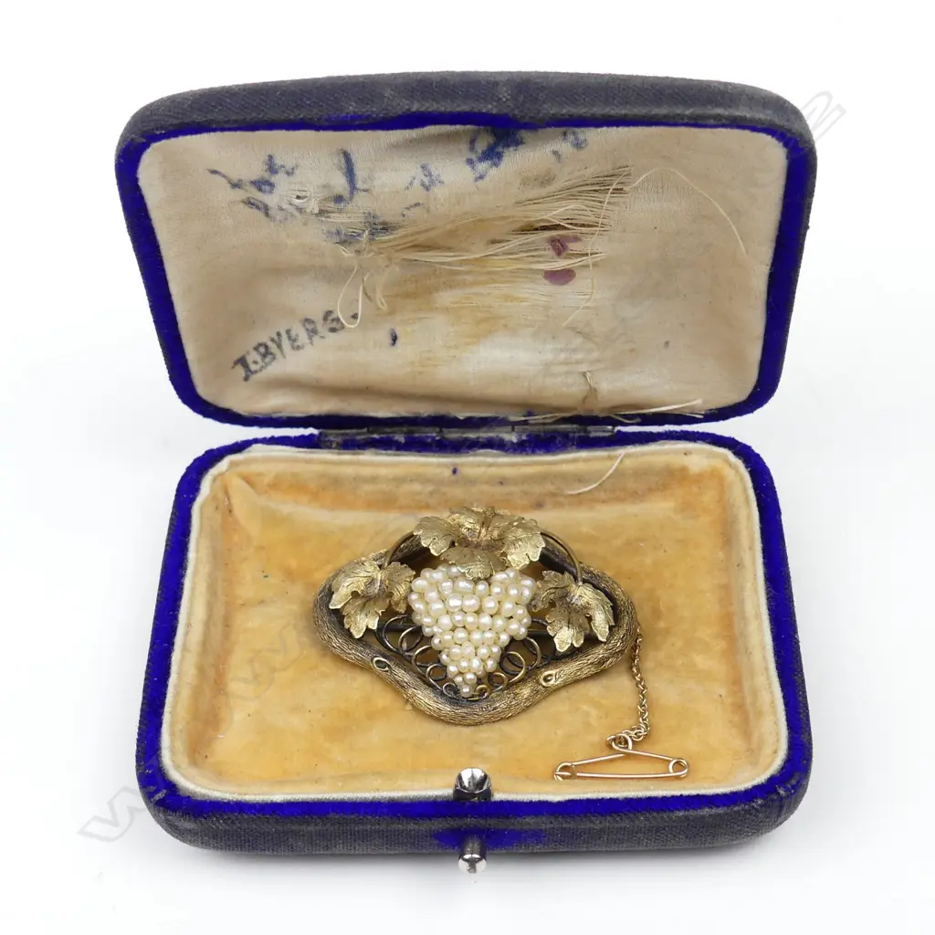 A vintage 14ct gold and pearl brooch Image 1++