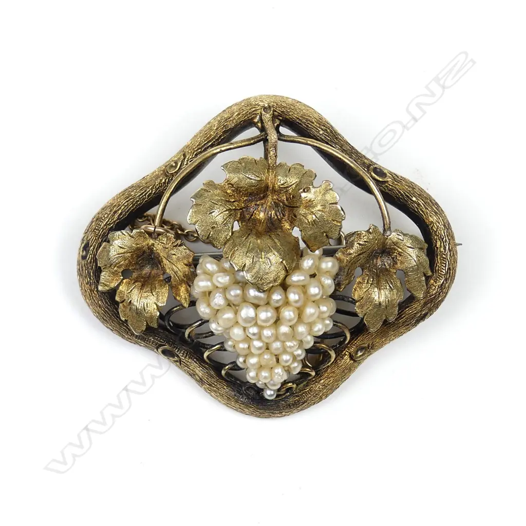 A vintage 14ct gold and pearl brooch Image 1++