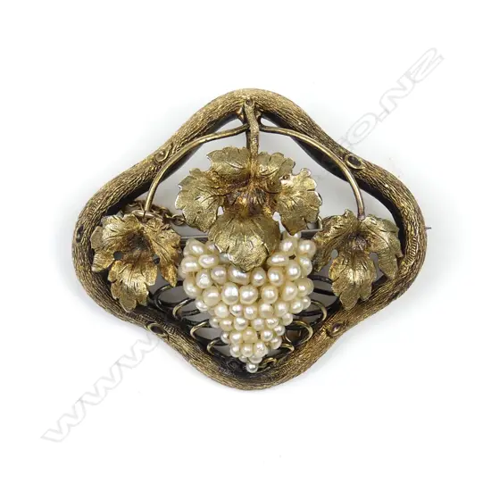 A vintage 14ct gold and pearl brooch