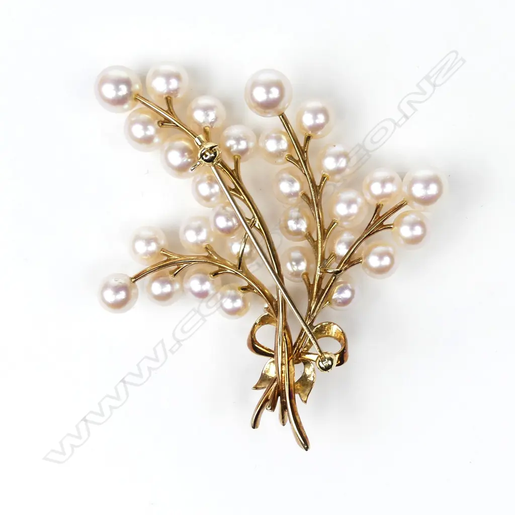 A vintage 14ct gold and pearl brooch Image 1++