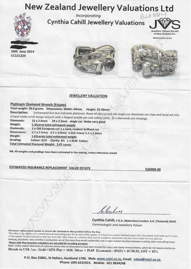 An estate platinum and diamond brooch Image 1++