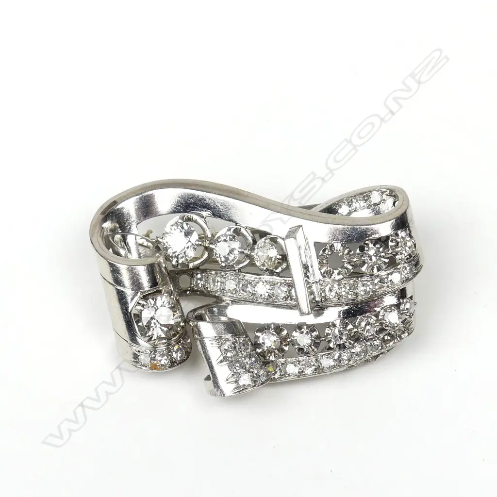 An estate platinum and diamond brooch Image 1++