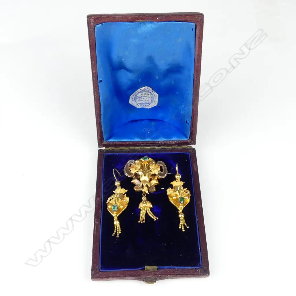 A Victorian 15ct gold and emerald suite Image 1++