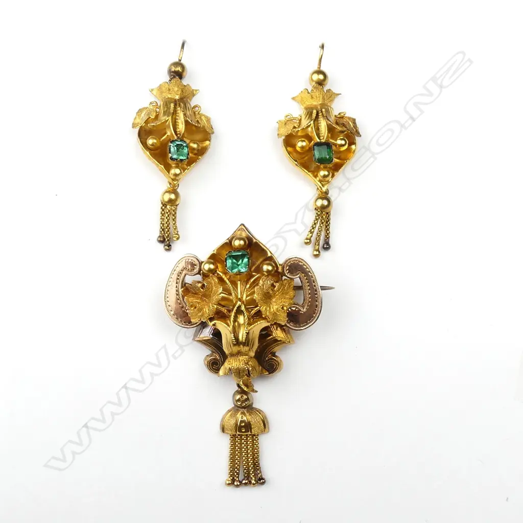 A Victorian 15ct gold and emerald suite Image 1++