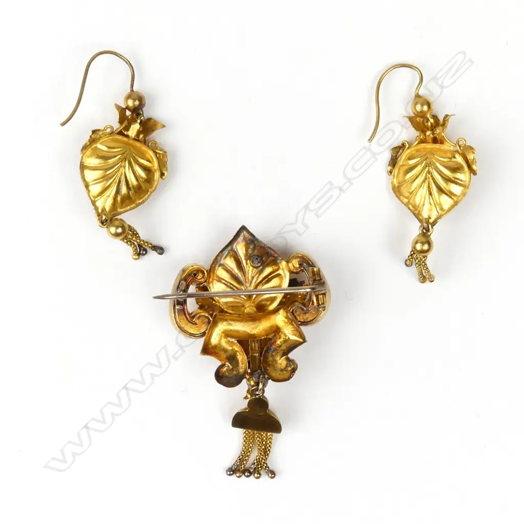 A Victorian 15ct gold and emerald suite Image 1++