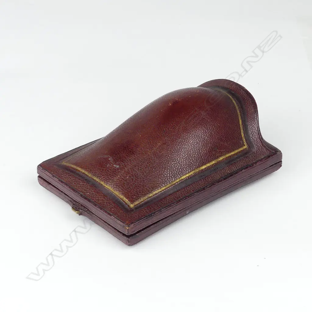 A Victorian 15ct gold and emerald suite Image 1++