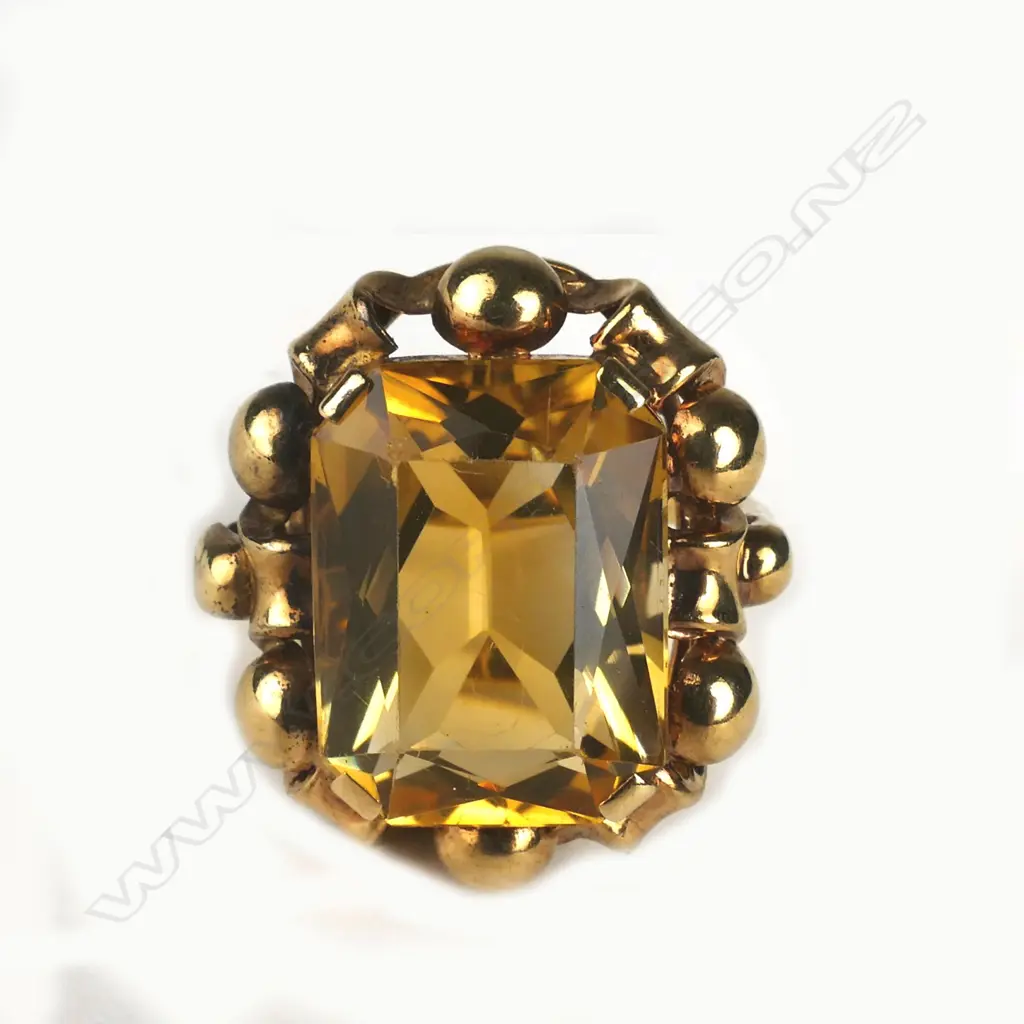 A mid-20thC 9ct. yellow gold and large citrine dress ring Image 1++
