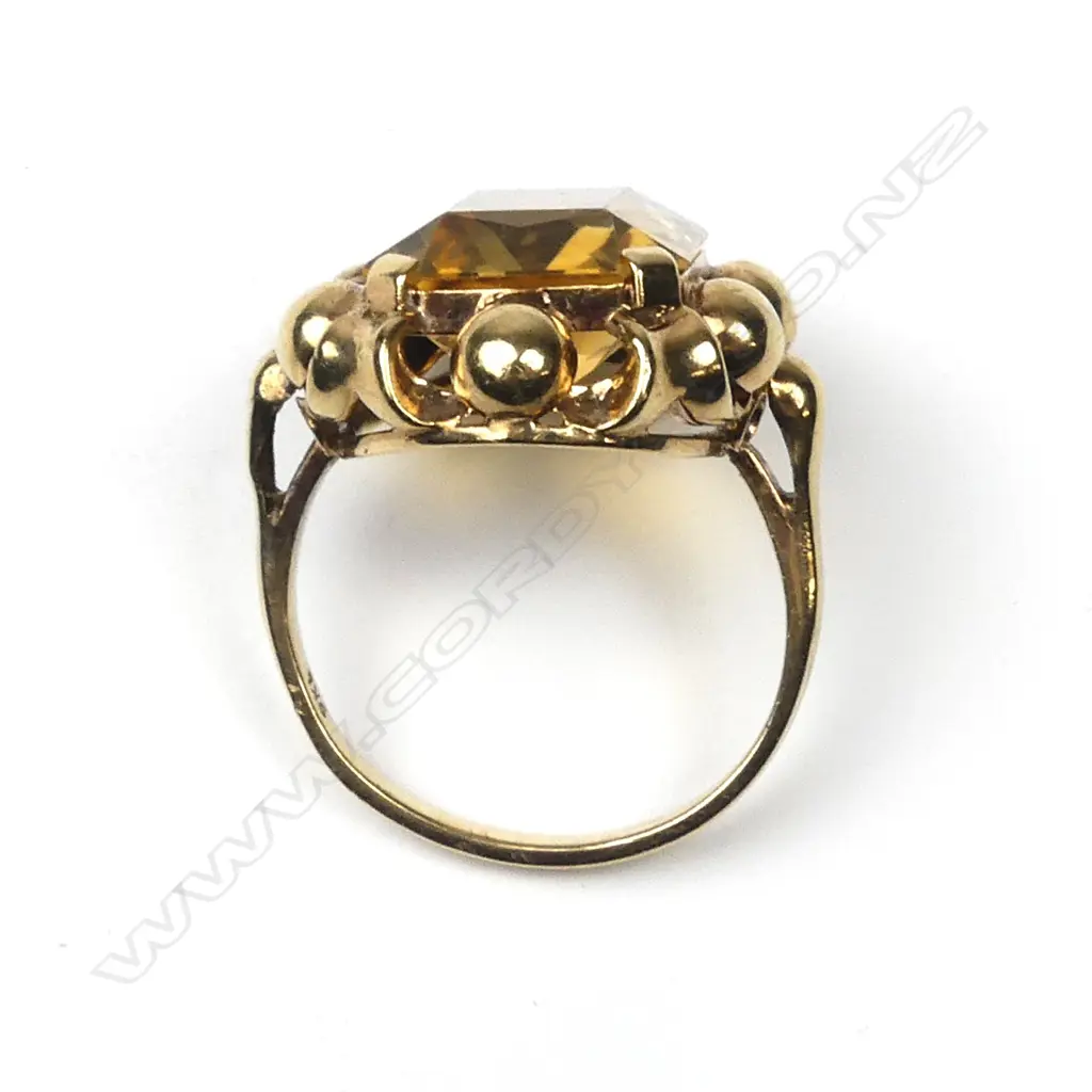 A mid-20thC 9ct. yellow gold and large citrine dress ring Image 1++