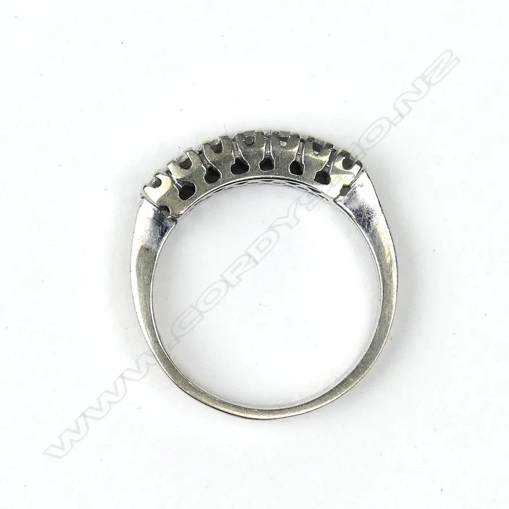 An 18ct seven stone diamond ring Image 1++