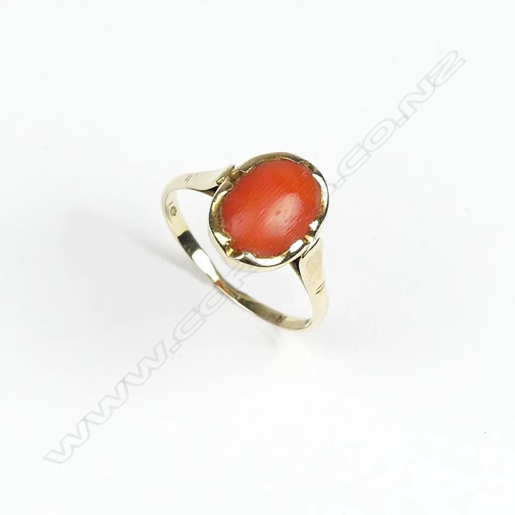A vintage 14ct. yellow gold and coral dress ring Image 1++