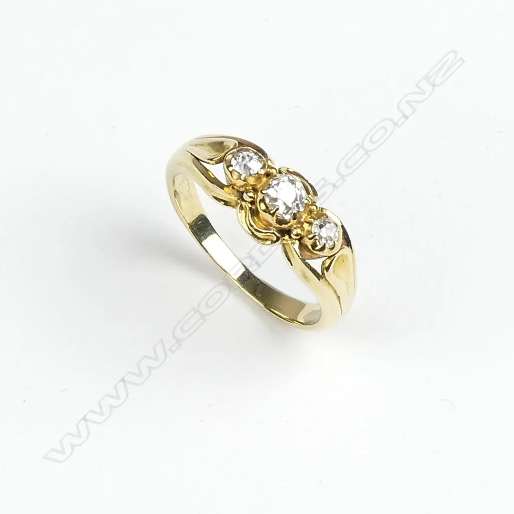 A vintage 14ct. yellow gold and coral dress ring Image 1++