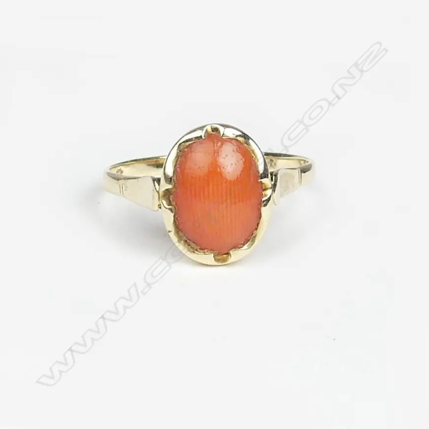 A vintage 14ct. yellow gold and coral dress ring Image 1++