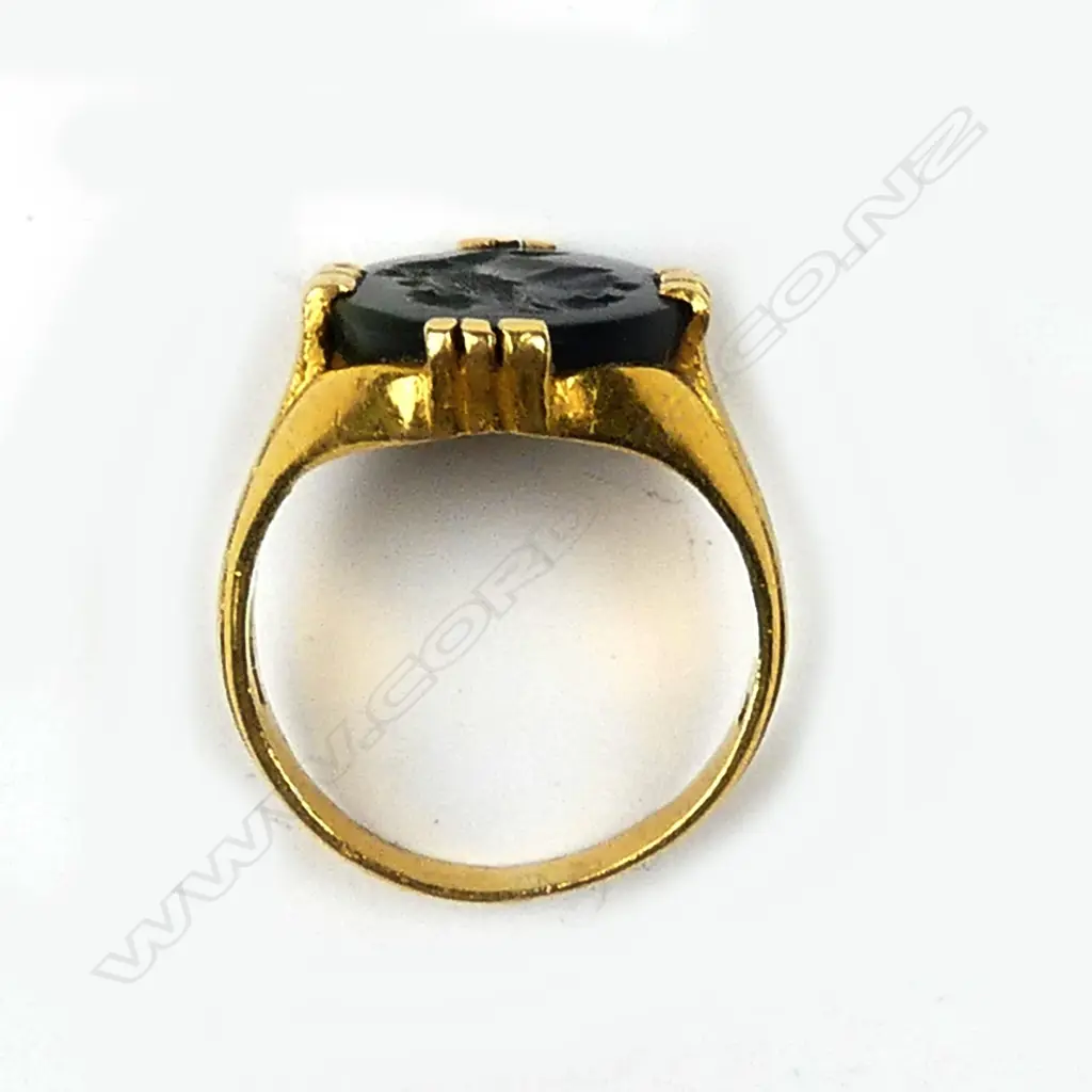 An 18ct gold and jade ring Image 1++