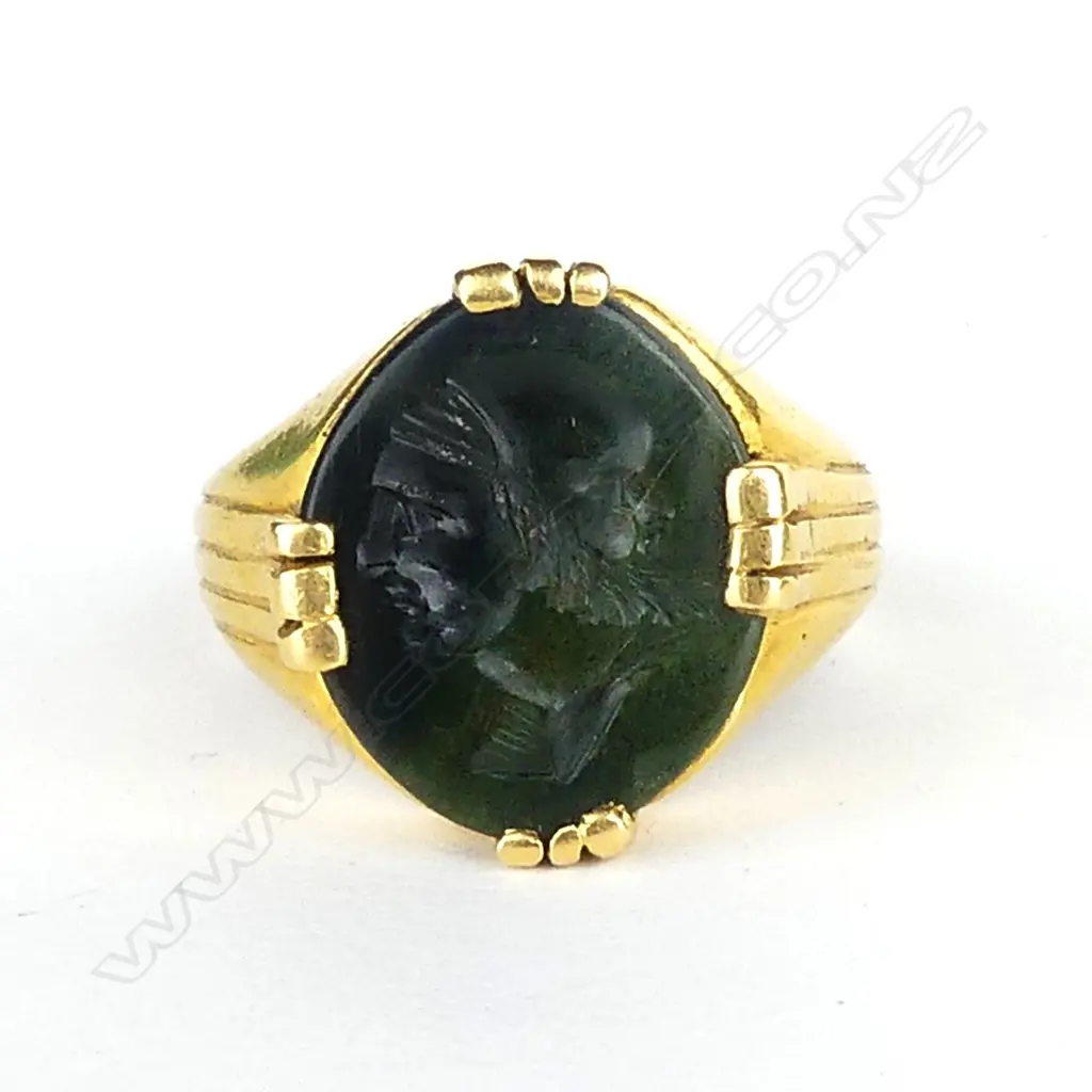 An 18ct gold and jade ring Image 1++