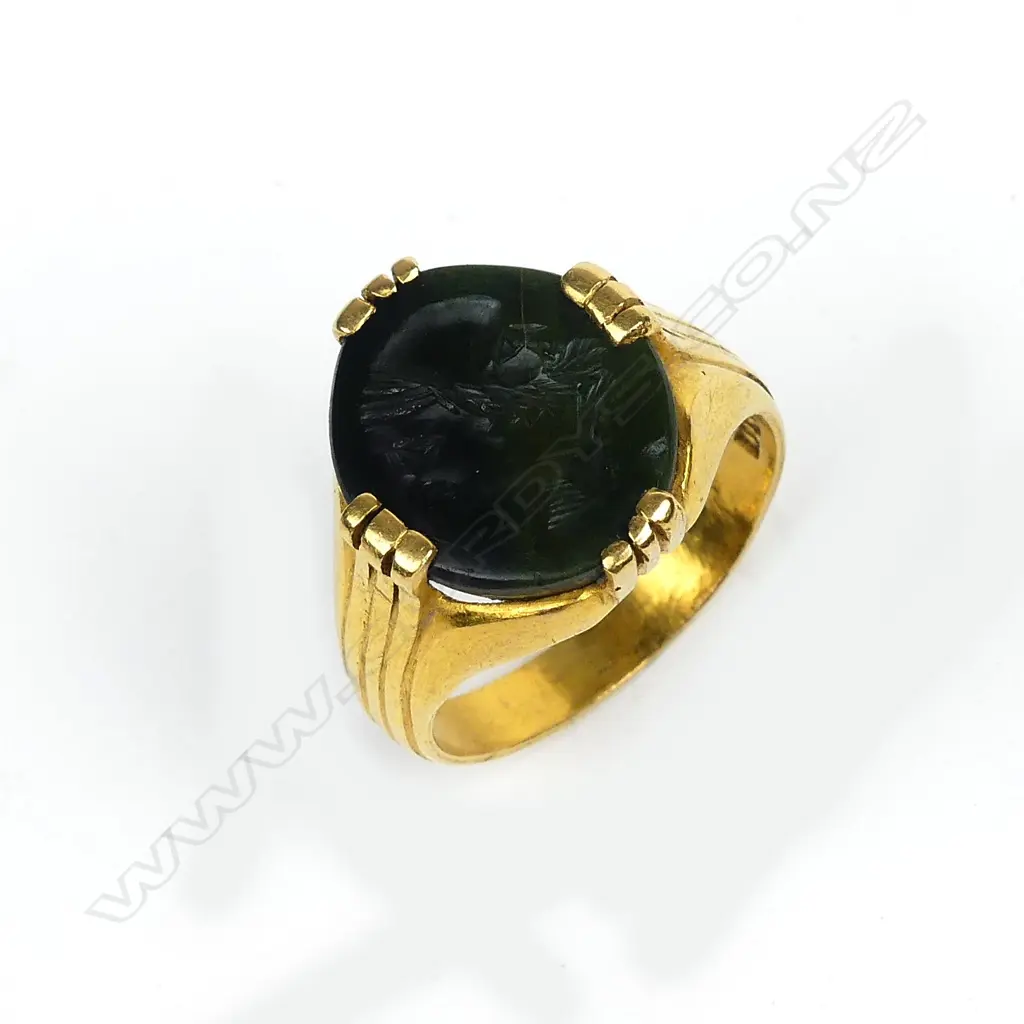 An 18ct gold and jade ring Image 1++
