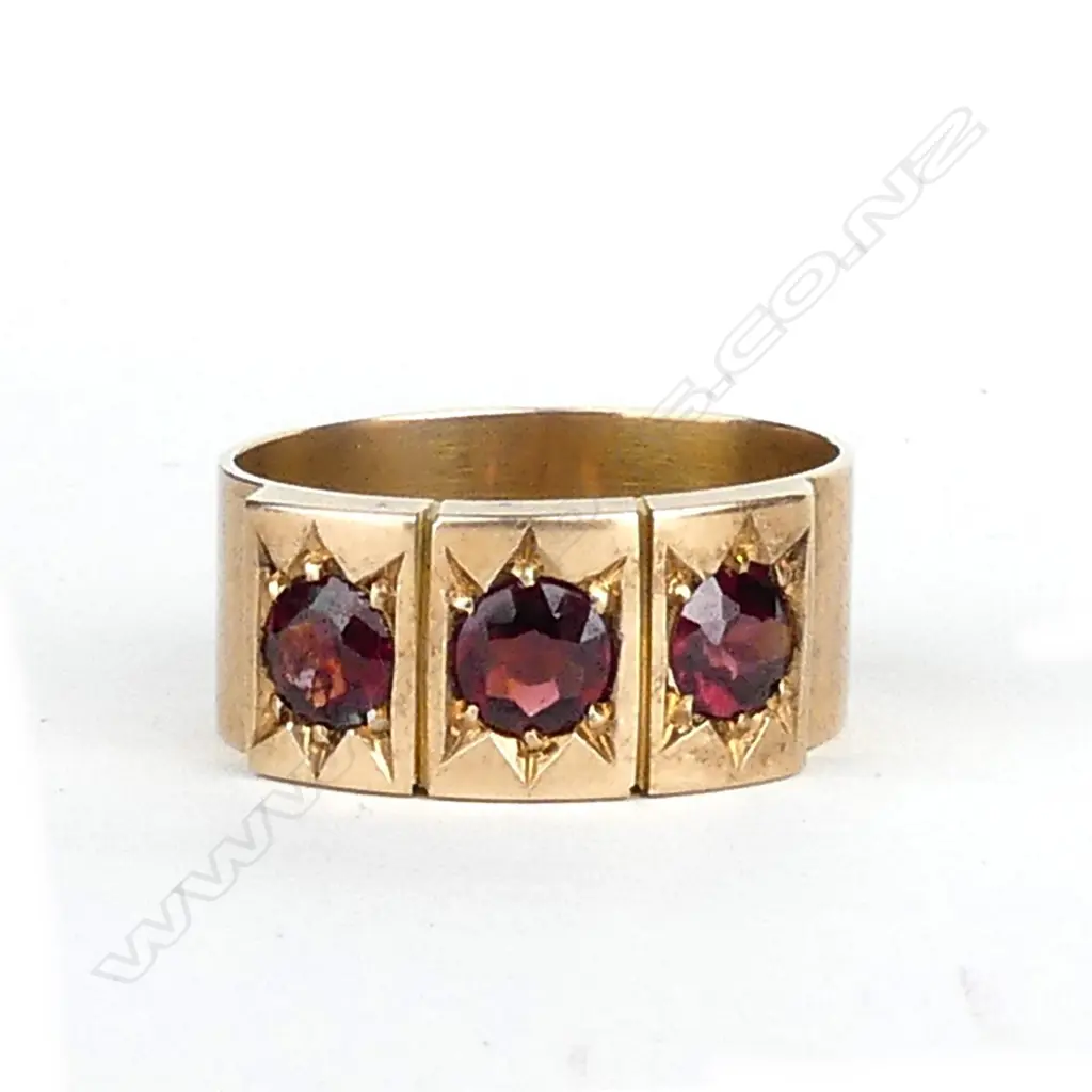 A 9ct gold and almandine garnet ring Image 1++
