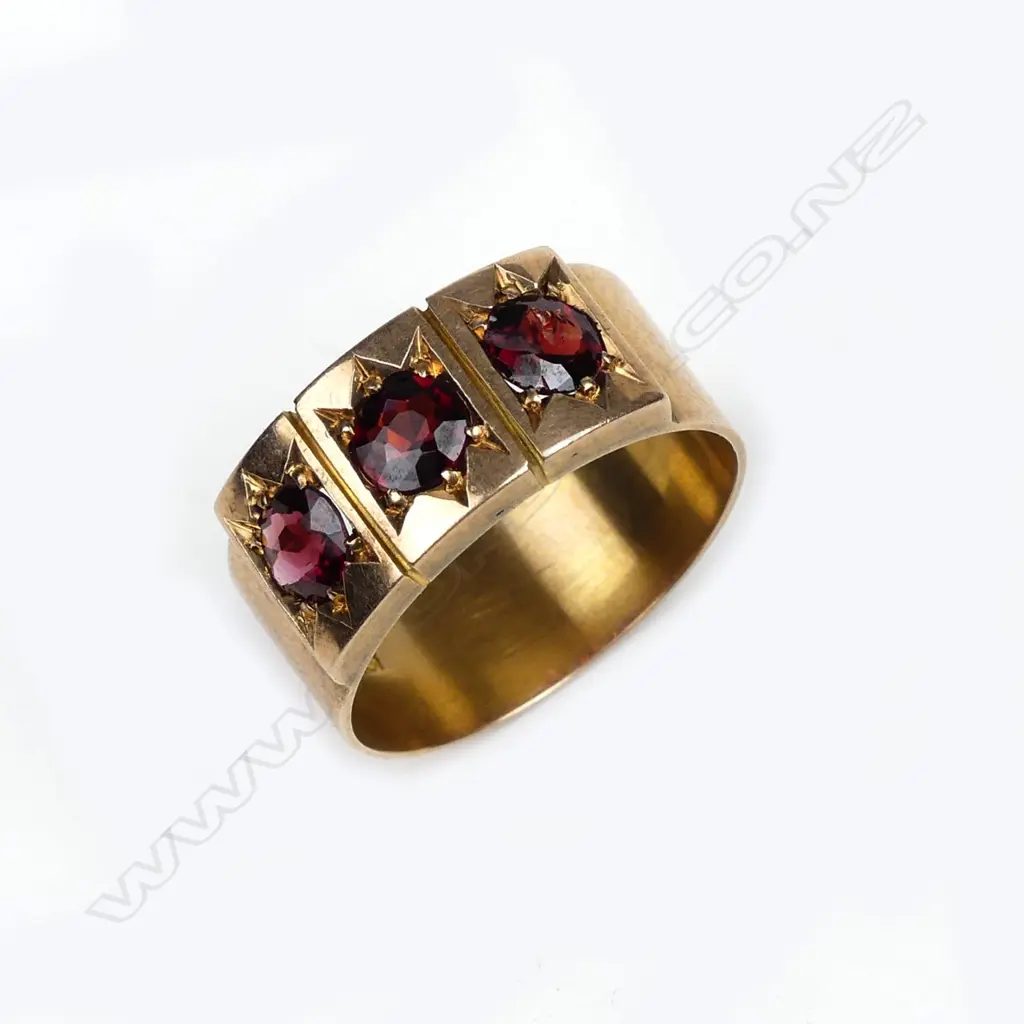 A 9ct gold and almandine garnet ring Image 1++