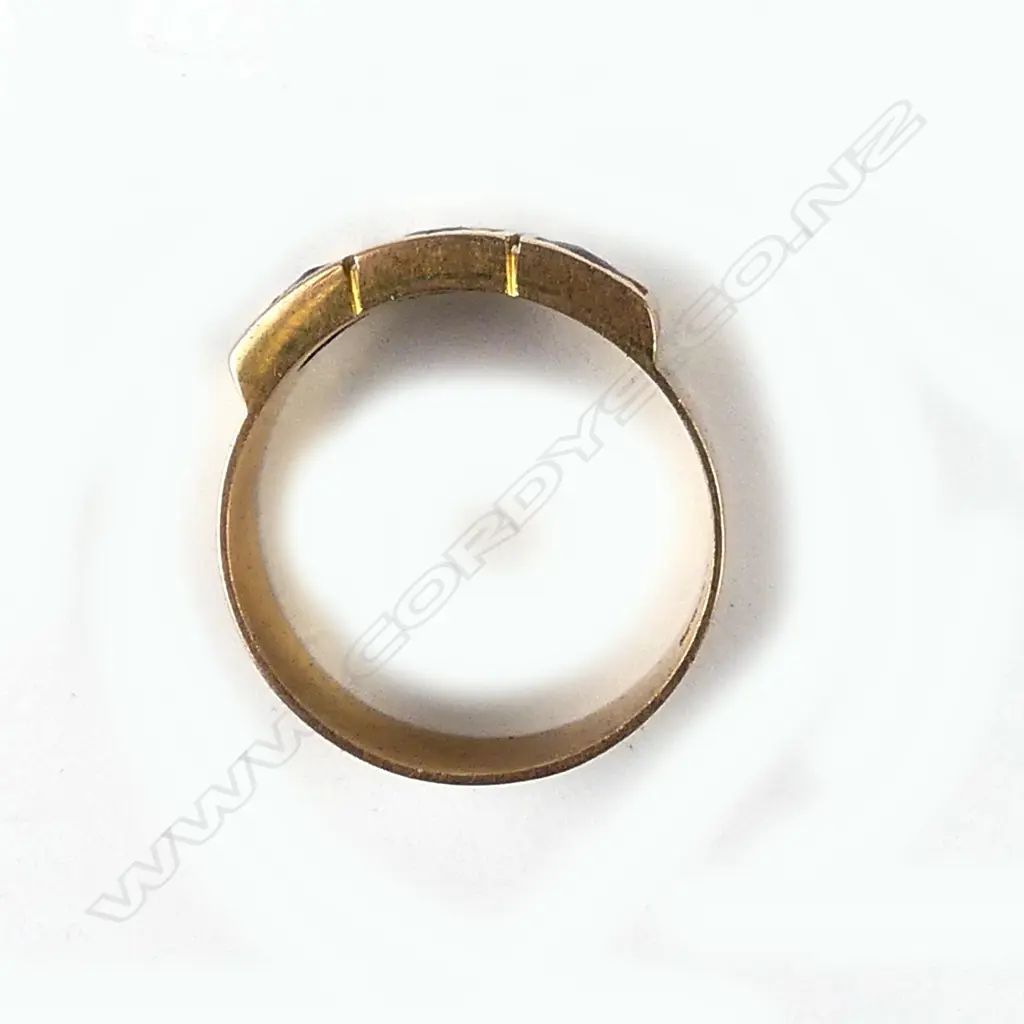 A 9ct gold and almandine garnet ring Image 1++