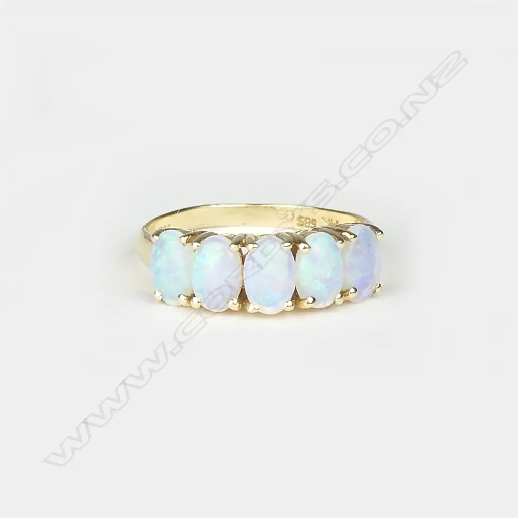 A 14ct gold and opal ring Image 1++