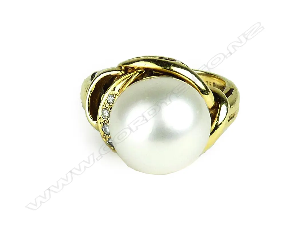 An 18ct. yellow gold large pearl and diamond lady's dress ring Image 1++