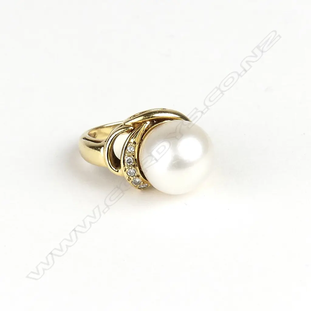 An 18ct. yellow gold large pearl and diamond lady's dress ring Image 1++