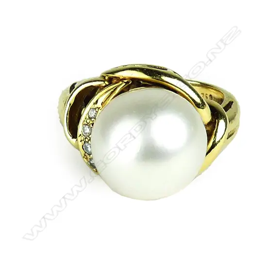 An 18ct. yellow gold large pearl and diamond lady's dress ring