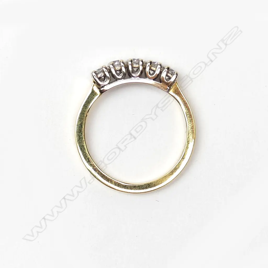 An 18ct gold and five stone diamond ring Image 1++