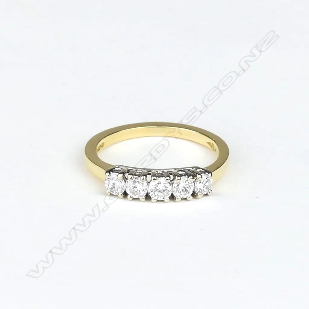 An 18ct gold and five stone diamond ring Image 1++