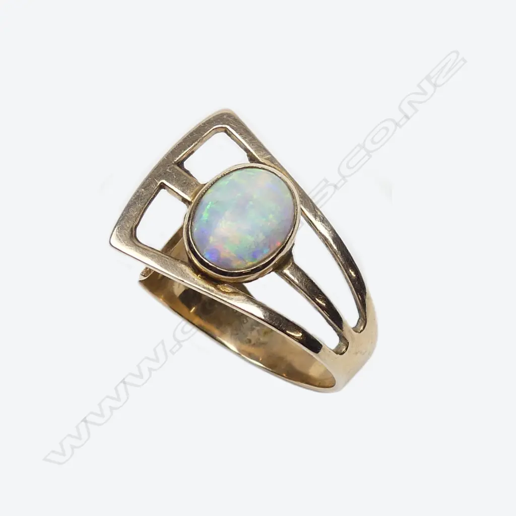 A retro 9ct rose gold opal ring Image 1++