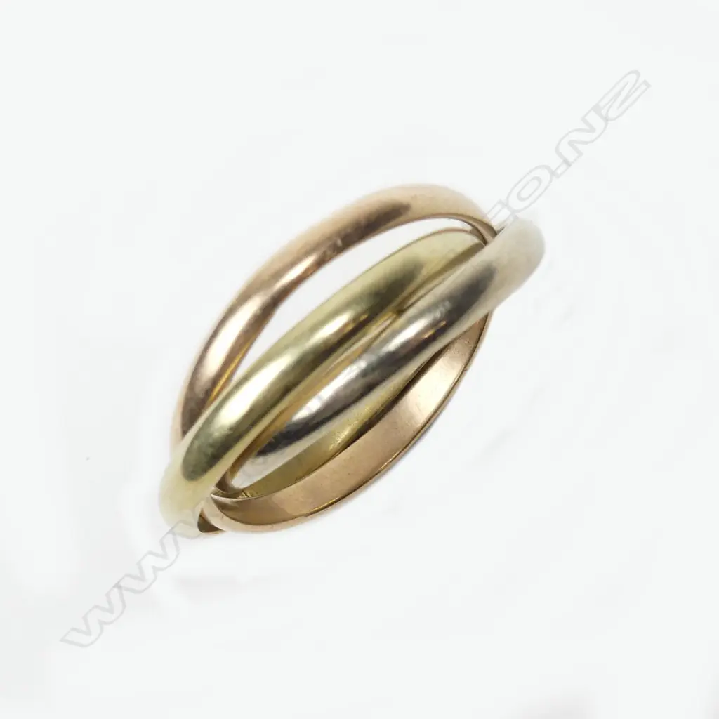 An 18ct. tri-colour gold Russian wedding band Image 1++