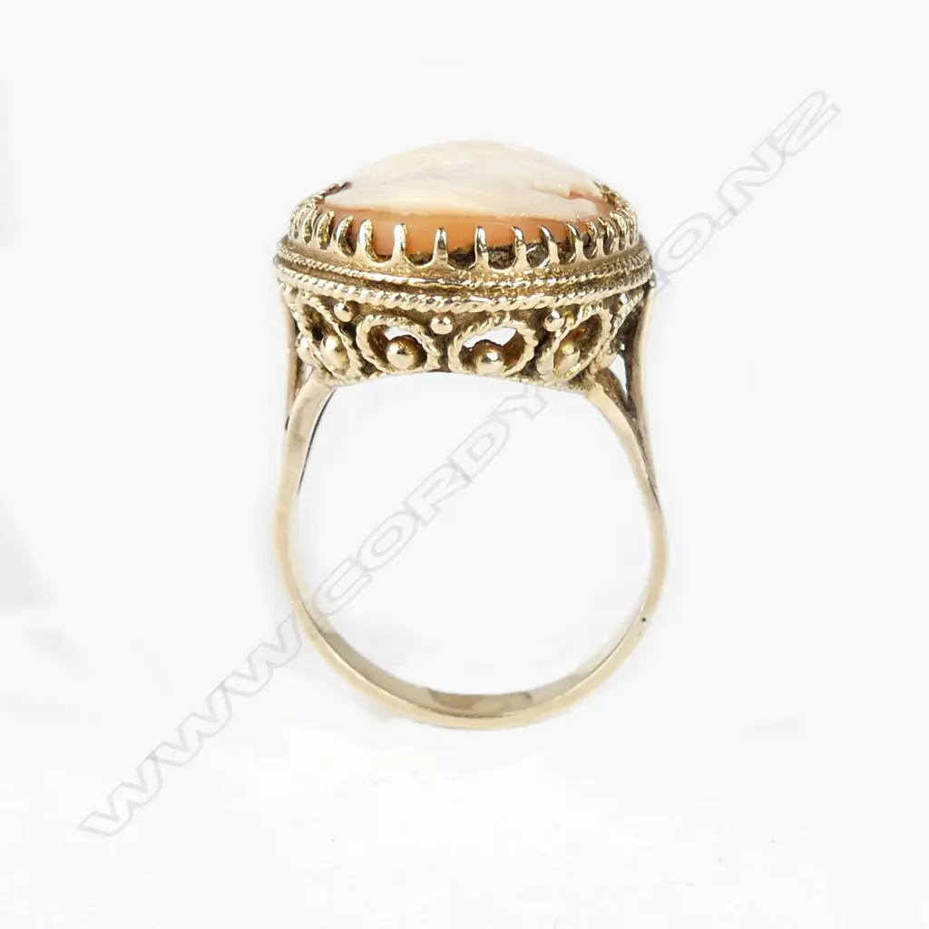 A retro 9ct gold and cameo ring Image 1++