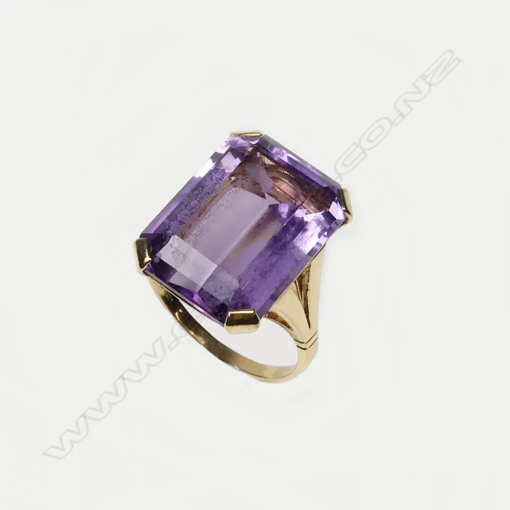 A retro 9ct gold and amethyst dress ring Image 1++
