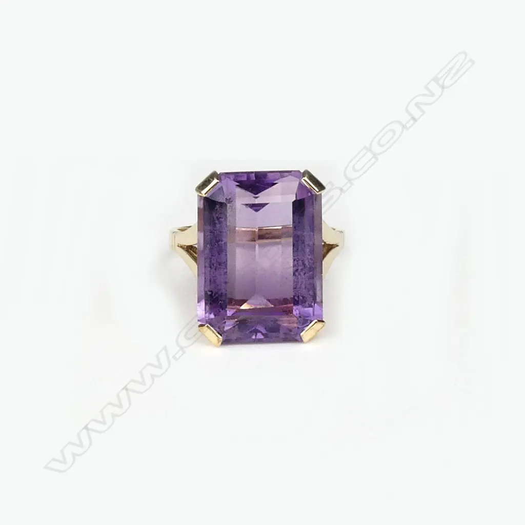 A retro 9ct gold and amethyst dress ring Image 1++