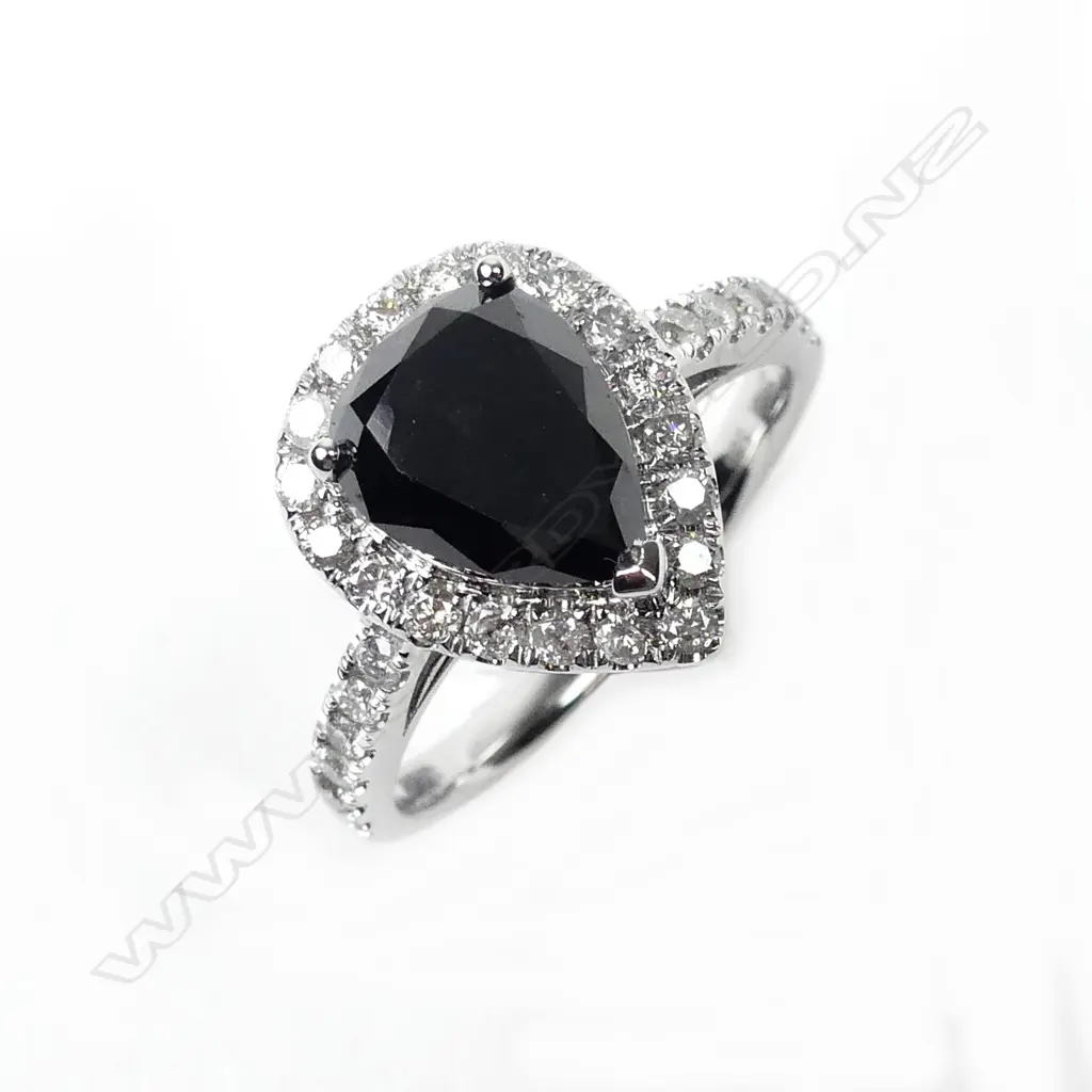 A 14ct white gold and diamond ring Image 1++