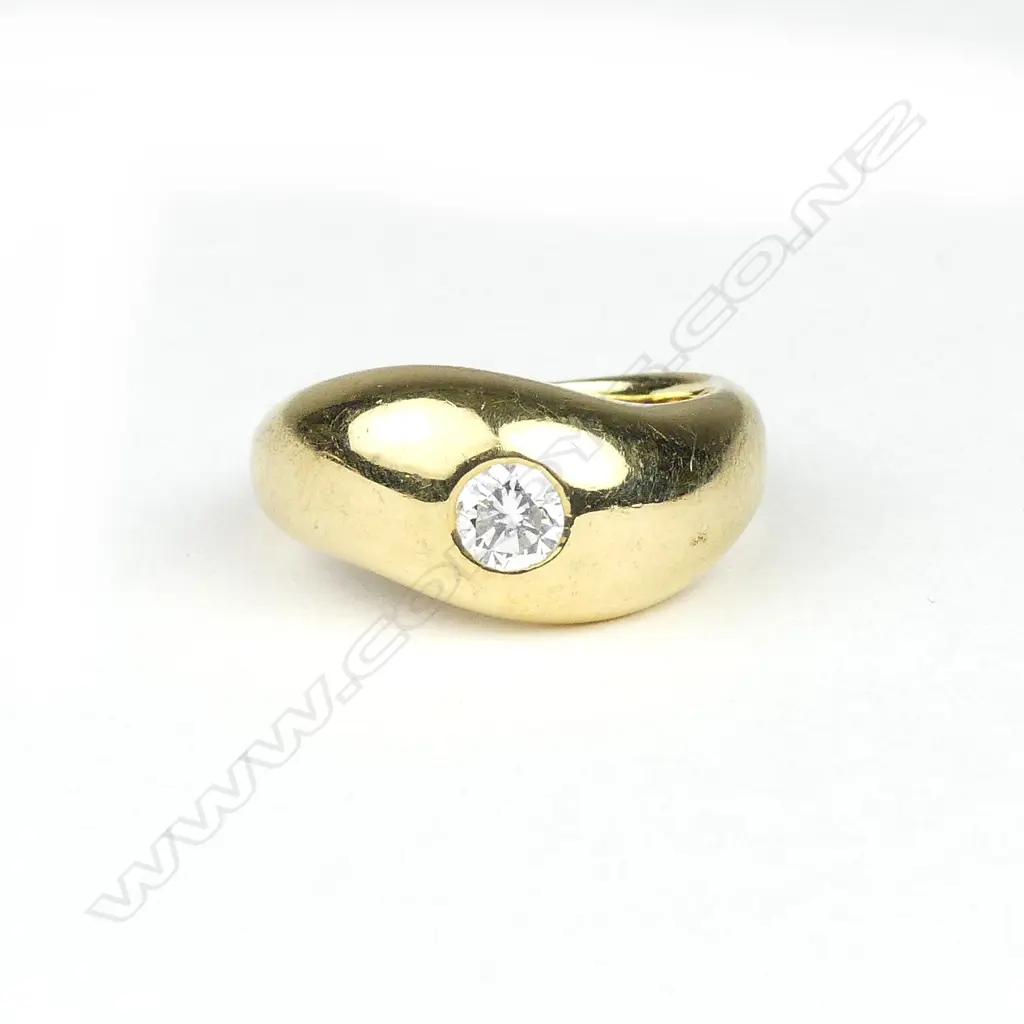 An 18ct gold and diamond ring Image 1++