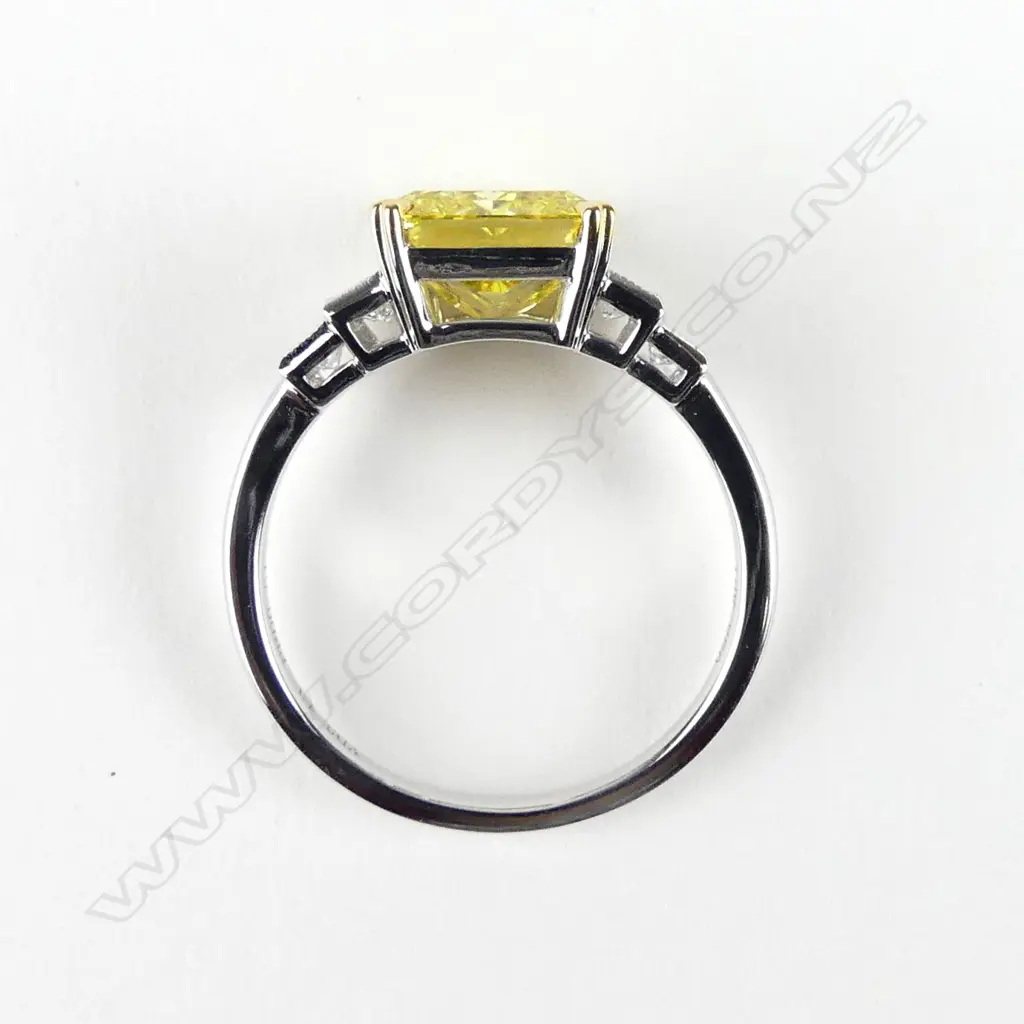 An 18ct white gold and diamond ring Image 1++