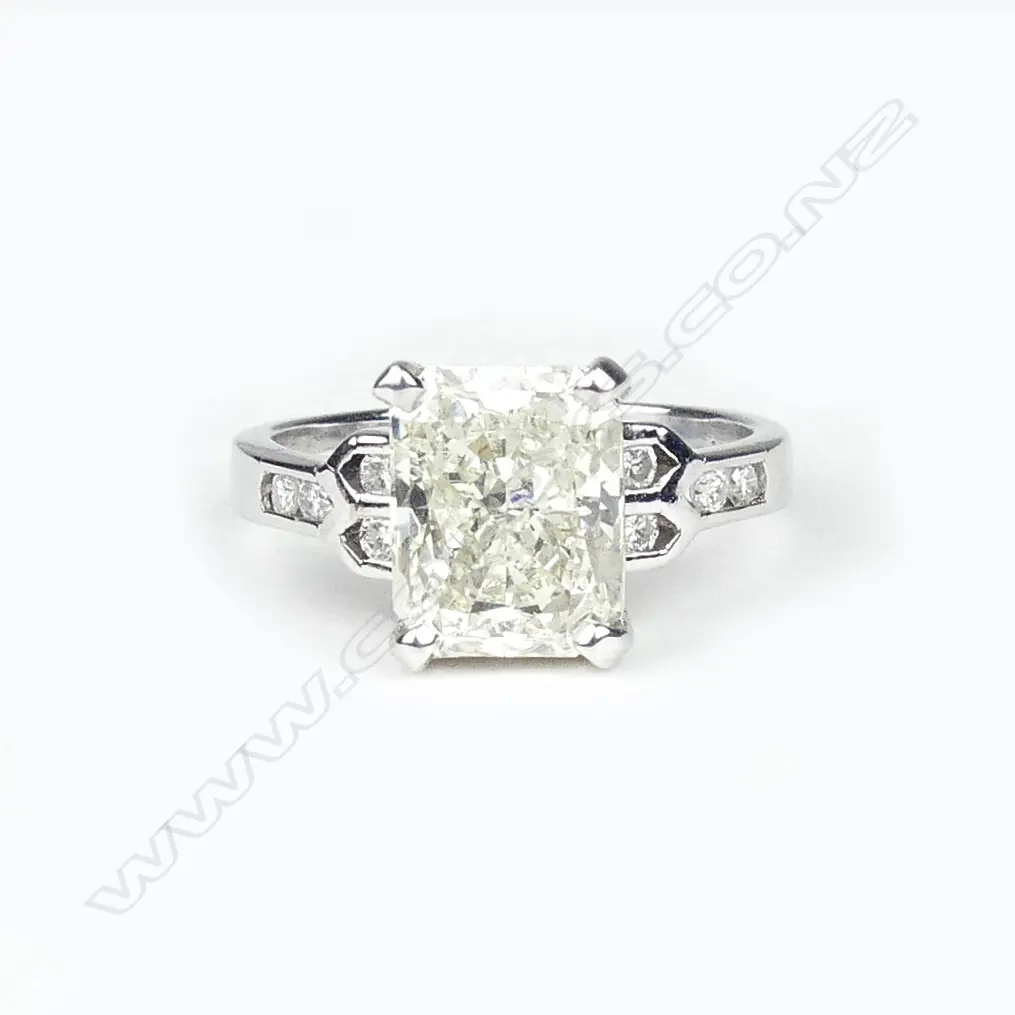 An 18ct white gold and diamond ring Image 1++