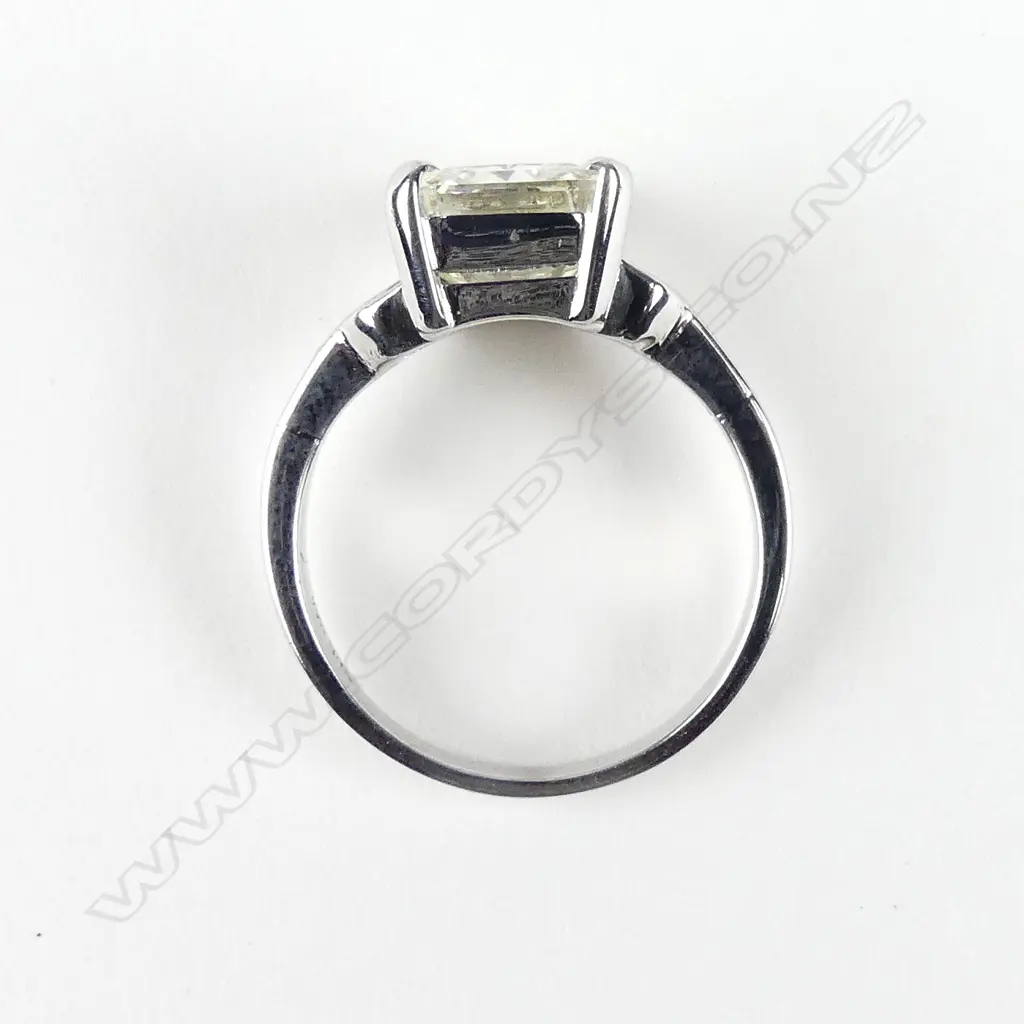 An 18ct white gold and diamond ring Image 1++