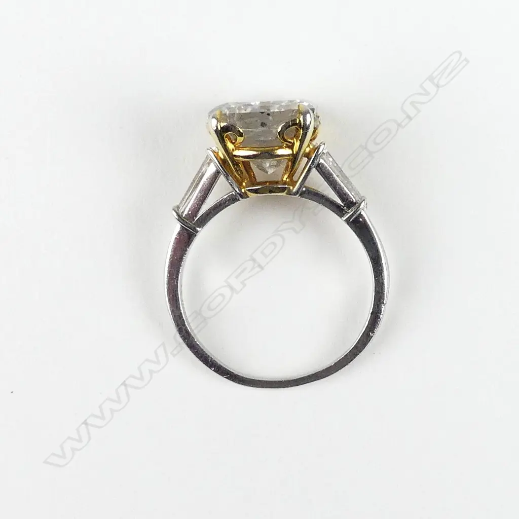 A platinum and yellow gold diamond ring Image 1++