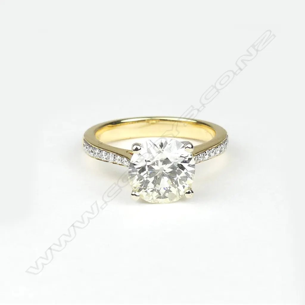 An 18ct yellow gold and diamond ring Image 1++