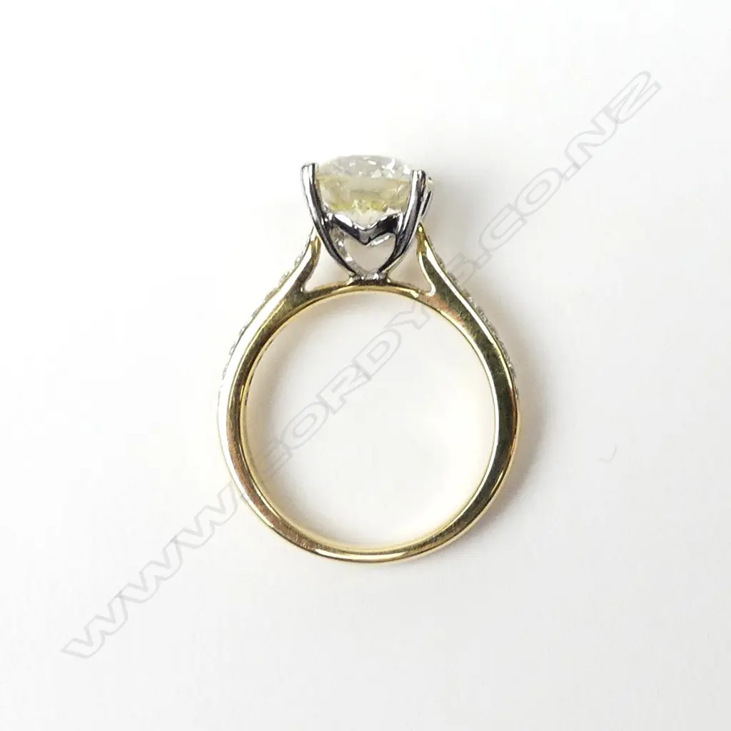 An 18ct yellow gold and diamond ring Image 1++